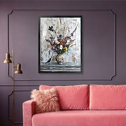 «Bouquet with irises and two black birds» в интерьере гостиной с розовым диваном