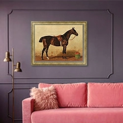 «Оседланный гнедой конь в конюшне» в интерьере гостиной с розовым диваном