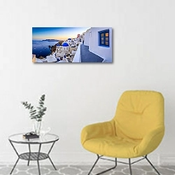 «Греция, Санторини. Закат с мягким солцем» в интерьере светлой комнаты с желтым креслом