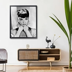 «Хепберн Одри 51» в интерьере комнаты в стиле ретро над тумбой
