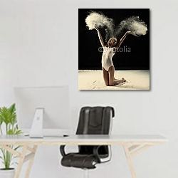 «Танцы с белым порошком на черном фоне» в интерьере офиса над рабочим местом
