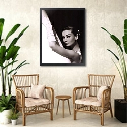 «Хепберн Одри 201» в интерьере комнаты в стиле ретро с плетеными креслами