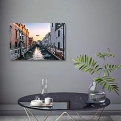 «Птица над венецианским каналом» в интерьере современной гостиной в серых тонах