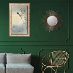 «Kingfisher hunting for fish» в интерьере классической гостиной с зеленой стеной над диваном