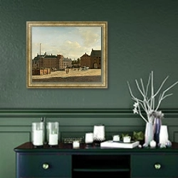 «The Plaats With The Binnenhof And The Gevangenpoort, The Hague» в интерьере прихожей в зеленых тонах над комодом