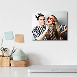 «beautiful young loving couple ready for party.» в интерьере офиса над столом