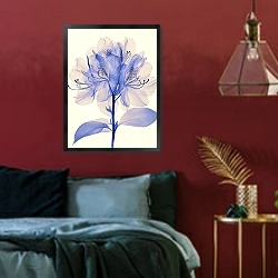 «Rhododendron's ghostly elegance» в интерьере спальни с акцентной стеной