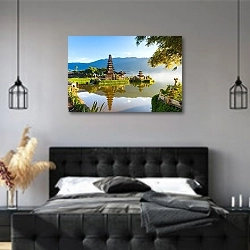 «Храм на берегу озера на рассвете, Бедугул, Бали, Индонезия.» в интерьере современной спальни с черной кроватью