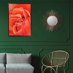 «The Rose, 2003 4» в интерьере классической гостиной с зеленой стеной над диваном