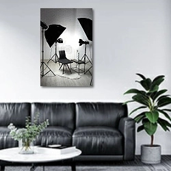 «Фотостудия с современным интерьером и осветительным оборудованием» в интерьере офиса в зоне отдыха над диваном