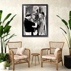 «Marx Brothers (Go West)» в интерьере комнаты в стиле ретро с плетеными креслами