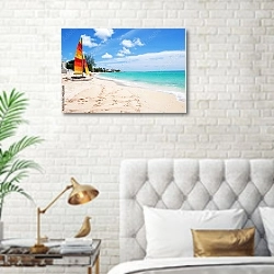 «Барбадос, парусник на пляже» в интерьере современной спальни в белом цвете с золотыми деталями