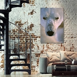 «Портрет полярного медведя» в интерьере двухярусной гостиной в стиле лофт с кирпичной стеной
