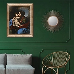 «Дева с младенцем» в интерьере классической гостиной с зеленой стеной над диваном