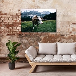 «Корова на высокогорном пастбище» в интерьере гостиной в стиле лофт над диваном