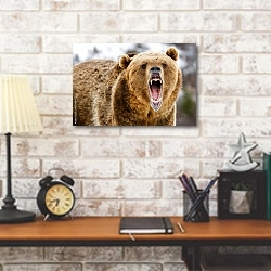 «Ревущий медведь» в интерьере кабинета в стиле лофт над столом
