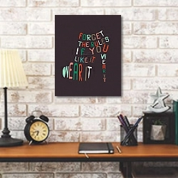 «Женская обувь с цитатой» в интерьере кабинета в стиле лофт над столом