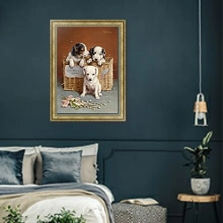 «С горячими пожеланиями гууда» в интерьере классической спальни с темными стенами