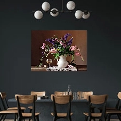 «Натюрморт с букетом люпинов и бокалом» в интерьере столовой с черными стенами