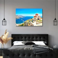 «Греция. Солнечный вид на море и церковь» в интерьере современной спальни с черной кроватью
