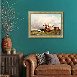 «На лугах в полдень» в интерьере гостиной с зеленой стеной над диваном