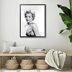 «Monroe, Marilyn 6» в интерьере комнаты в стиле ретро с плетеными корзинами