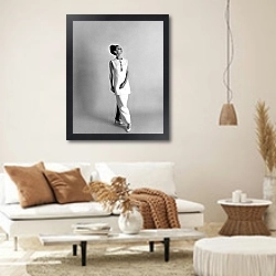 «Hepburn, Audrey 71» в интерьере светлой гостиной в стиле ретро