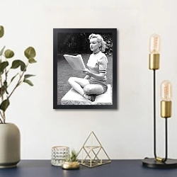 «Monroe, Marilyn 97» в интерьере в стиле ретро над столом
