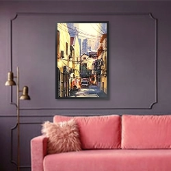 «Узкая городская улица в солнечный день» в интерьере гостиной с розовым диваном