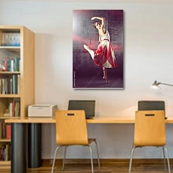 «Танцовщица в клетчатой юбке» в интерьере офиса над рабочими столами сотрудников