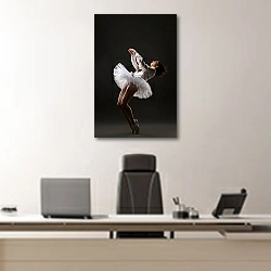 «Балерина в позе» в интерьере кабинета директора над офисным креслом