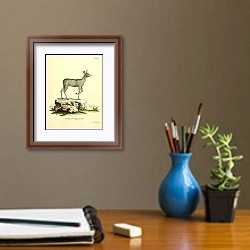 «Антилопа-прыгун» в интерьере кабинета с бежевыми стенами над столом