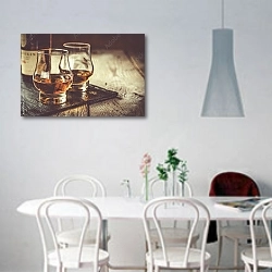 «Виски со льдом в бокалах» в интерьере светлой кухни над обеденным столом
