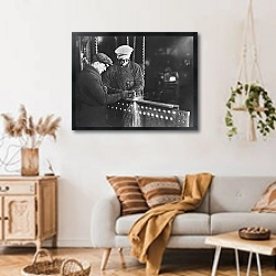 «Труд в огне» в интерьере гостиной в стиле ретро над диваном