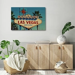 «Вывеска Лас-Вегаса» в интерьере современной комнаты над комодом