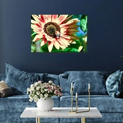 «Пчела на цветке в солнечный день» в интерьере современной гостиной в синем цвете