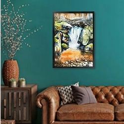 «Водопад в осеннем лесу 1» в интерьере гостиной с зеленой стеной над диваном