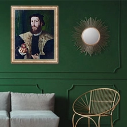 «Мужчина, держащий медаль» в интерьере классической гостиной с зеленой стеной над диваном