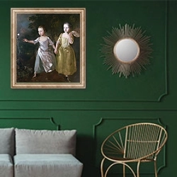«Дочери художника ловят бабочку» в интерьере классической гостиной с зеленой стеной над диваном