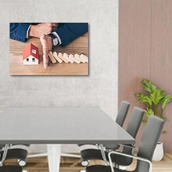 «cropped view of risk manager protecting house model from falling wooden blocks with hand» в интерьере современного офиса над столом для конференций