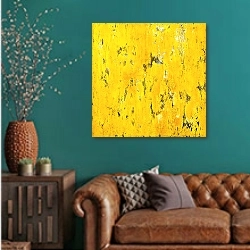 «Уходящее лето» в интерьере гостиной с зеленой стеной над диваном