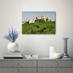 «Спишский Град, Словакия. Старый замок на холме» в интерьере современной гостиной с голубыми деталями