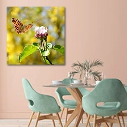 «Оранжевая пятнистая бабочка на розовом цветке в цветущем саду» в интерьере современной столовой в пастельных тонах