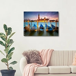 «Вечерние огни Венеции, Италия» в интерьере современной светлой гостиной над диваном