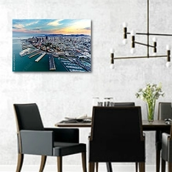 «Вид с воздуха на порт в Сан-Франциско» в интерьере современной столовой с черными креслами