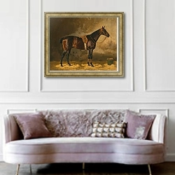 «Гнедая лошадь в конюшне» в интерьере гостиной в классическом стиле над диваном