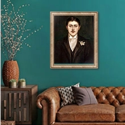 «Marcel Proust, 1892» в интерьере гостиной с зеленой стеной над диваном