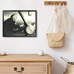 «Тайна закрытого сейфа» в интерьере в стиле ретро над комодом