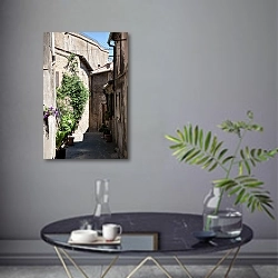 «Италия, Тоскана. Средневековый Сорано №15» в интерьере современной гостиной в серых тонах