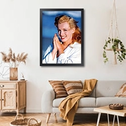 «Monroe, Marilyn 39» в интерьере гостиной в стиле ретро над диваном